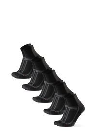 Calcetines deportivos negros con textura acanalada y franjas reflectantes. Seis pares expuestos, con puntera reforzada y soporte para el arco.