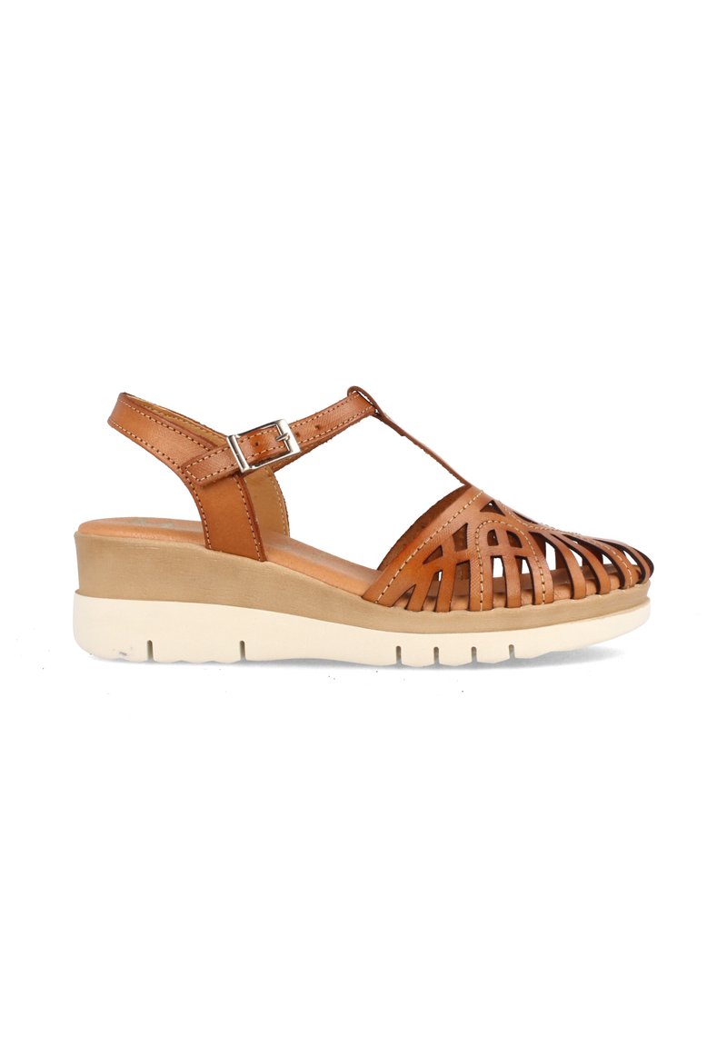 Sandalias de cuña de cuero marrón con diseño recortado, correa ajustable y suela de goma de color claro. Textura suave y forma que brinda soporte.