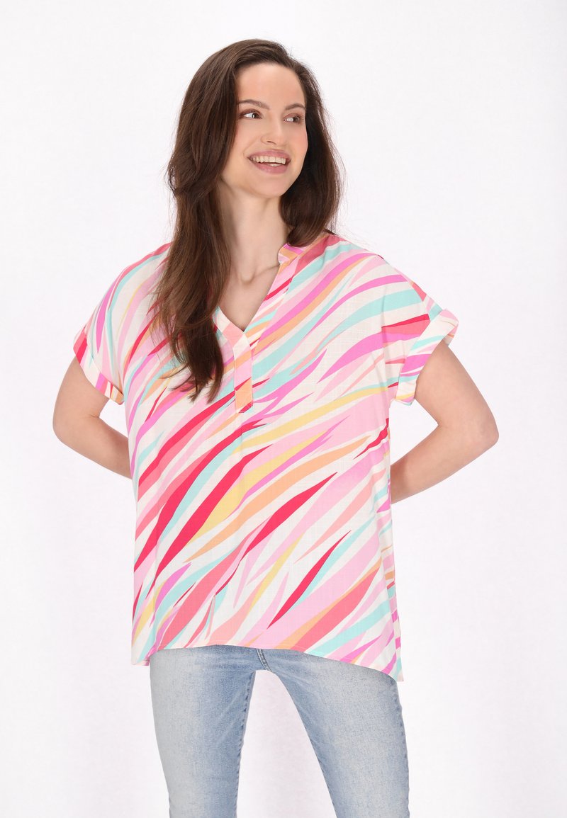 Blusa a maniche corte con scollatura a V realizzata in tessuto leggero, con un motivo astratto colorato in rosa, arancione, blu e bianco.