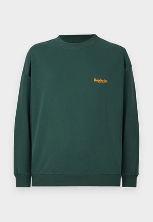 Ciemnozielona bluza wykonana z mieszanki bawełny, z prążkowanym dekoltem i mankietami, z pomarańczowym logo "Replay Inc." na piersi.