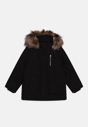 Parka noire avec une capuche en fausse fourrure, manches longues, fermeture éclair à l'avant et deux grandes poches avant. Tissu lisse avec une texture rembourrée.