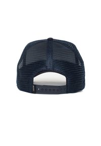 Gorra trucker de malla azul marino con un panel frontal sólido, correa ajustable de plástico y parte superior redondeada, que cuenta con agujeros de ventilación para la transpirabilidad.