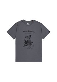 Grå bomull t-shirt med en svart grafisk design av en person som håller frukter, med tropiska blad och texten "Alpha Industries" ovanför.
