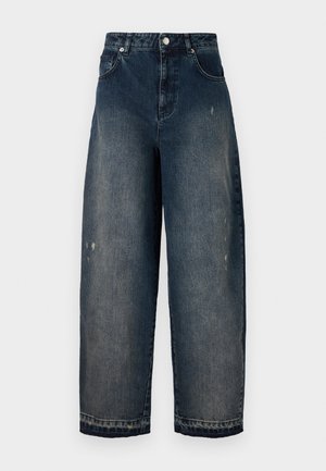 Jeans a gamba larga in denim scuro con vita alta, cinque tasche, cuciture a vista e lievi segni di usura sul frontale. Chiusura classica con bottone e zip.