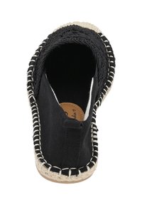 Zapatilla negra de lienzo tipo slip-on con parte superior tejida en negro, costuras blancas y borde de cuerda natural alrededor de la suela. Forro interior suave y plantilla acolchada.