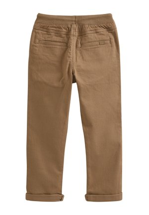 Pantalon marron à jambes droites avec taille élastique, deux poches passepoilées au dos et revers roulés, présenté de dos sur un fond blanc.