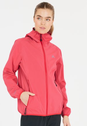 Roze waterdichte jas met hoge kraag, rits aan de voorkant en elastische manchetten. Bevat zijzakken en een logo op de borst.