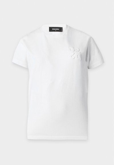 Λευκό T-shirt με κοντά μανίκια και στρογγυλή λαιμόκοψη, με ανάγλυφο λογότυπο DSQUARED2 στο αριστερό στήθος και μαύρη ετικέτα μεγέθους μέσα στο γιακά.