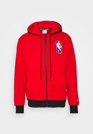 Červená mikina na zip s černými manžetami a lemem, logo 75. výročí NBA na hrudi a logo Nike na levém rukávu.