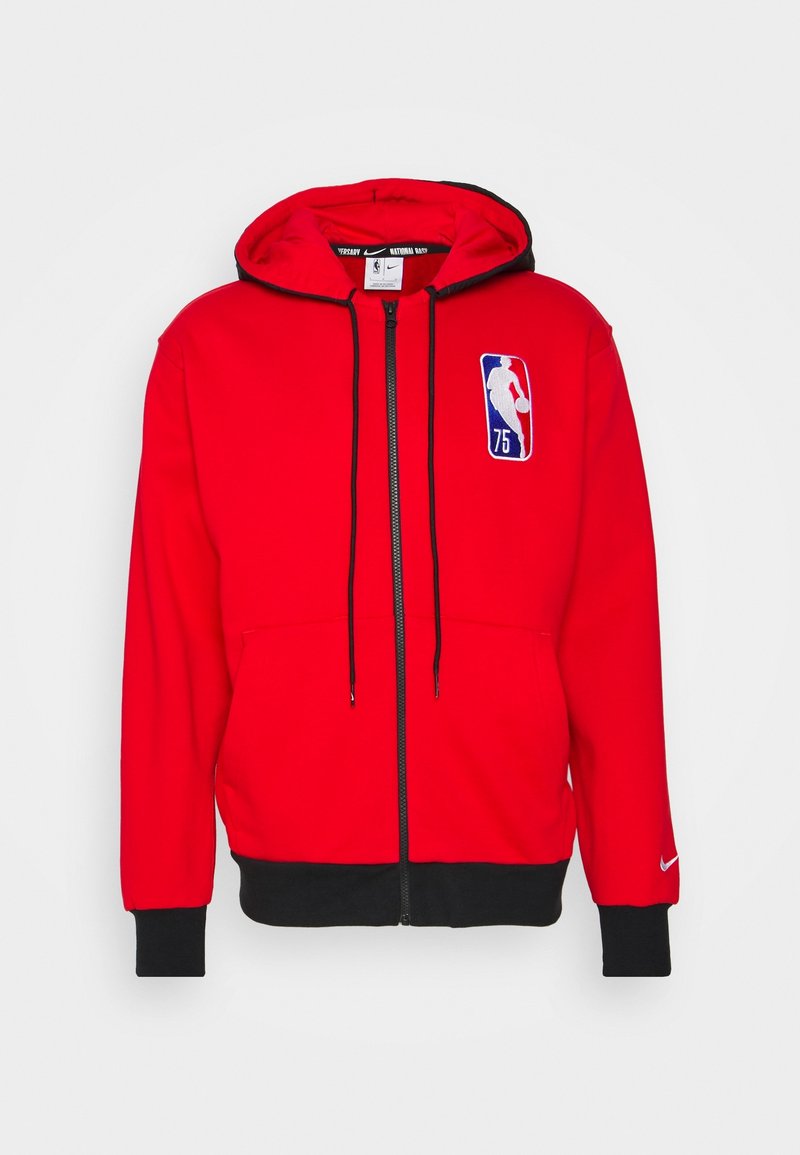 Sweat à capuche rouge zippé avec poignets et bas noirs, logo du 75e anniversaire de la NBA sur la poitrine, et swoosh Nike sur la manche gauche.