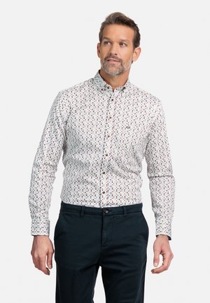 Chemise à boutons avec une base blanche présentant un imprimé carré coloré en rouge, bleu et noir. Manches longues, col et coupe ajustée.