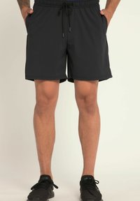 Sorte atletiske shorts lavet af letvægtsstof, med en elastisk talje med snoretræk, sidelommer og lige pasform.