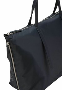 Sac fourre-tout en nylon noir avec deux anses supérieures, fermeture éclair et quincaillerie en ton argent. Texture lisse et design minimal avec des zips sur les côtés.