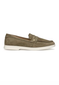 Olijfgroene suede loafers met een gestikt teendesign, een platte witte zool en een decoratieve band met een gouden accent.
