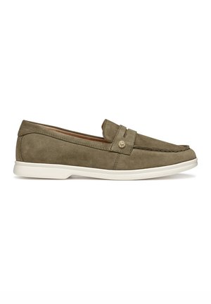 Mocassins en daim vert olive avec un design de bout cousu, une semelle plate blanche et une sangle décorative avec une accent en ton or.