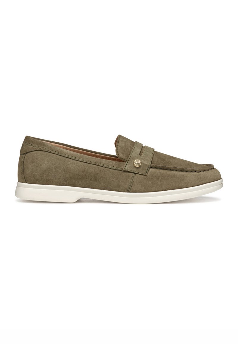 Olijfgroene suede loafers met een gestikt teendesign, een platte witte zool en een decoratieve band met een gouden accent.