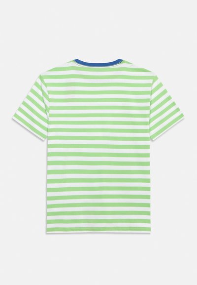 Trumpomis rankovėmis marškinėliai su horizontalios žalių ir baltų dryžių raštu bei mėlynu apvaliu kaklu, parodyti iš nugaros ant balto fono.