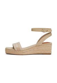 Beige espadrilli vöö sandaal kangast pahkluu rihmaga, lamedast kootud juutpõhjaga ja laia rihmaga, millel on valge tikandiga detailid.