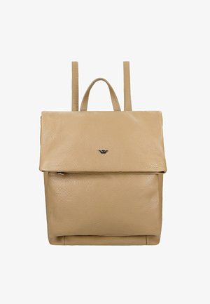 Beige leren rugzak met een gestructureerde afwerking, voorzien van een opklapbare klep, bovenhandvatten en een klein embleem in het midden.