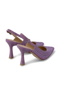 Tacchi slingback in suede viola con punta a ogiva, adornati con un motivo di borchie riflettenti e un tacco snello e curvato.