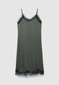 Camicia da notte senza maniche in raso verde scuro con rifiniture in pizzo nero lungo la scollatura e l'orlo. Dotata di spalline regolabili e texture liscia.