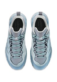Sneakers azzurri chiari con tomaia in rete, accenti in camoscio e colletto imbottito. Presentano lacci robusti e suole in gomma trasparente.