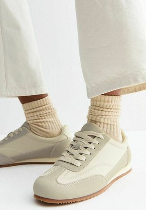 New Look, OFF WHITE   PANELLED LACE UP TRAINERS - Zapatillas - off white