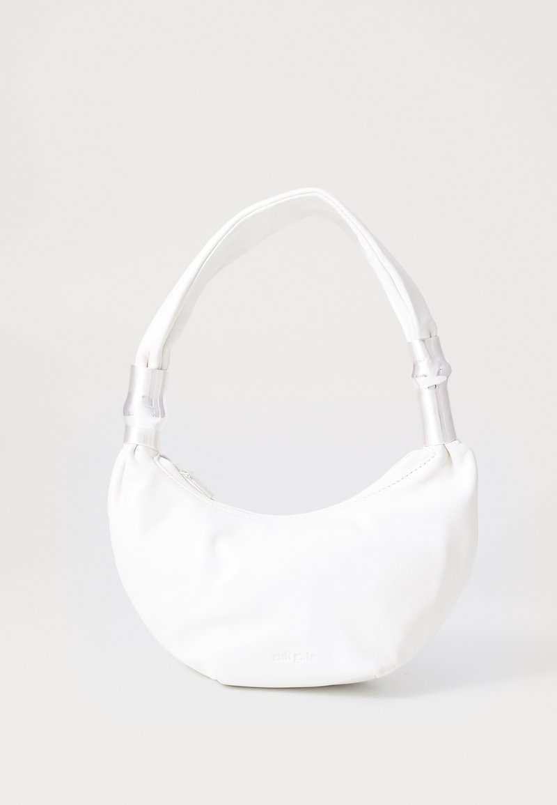 Bolsa em forma de crescente branca com acessórios tubulares transparentes no cabo almofadado e fecho com zíper na parte superior.