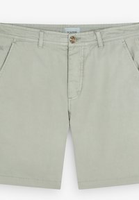 Pantaloni scurți din bumbac verde deschis, cu față plată, închidere cu buton și buzunare laterale. Prezintă detalii de cusătură subtile și un mic logo pe lateral.