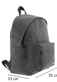 Mochila de tela gris con una parte superior redondeada, bolsillo frontal, correas negras y detalles de cordón en contraste. Dimensiones: 31 cm x 13 cm.