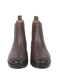 Brązowe skórzane botki za kostkę o gładkiej fakturze, z elastycznymi panelami bocznymi i wytrzymałą czarną podeszwą. Wzmocniona pętelka do zakupu z tyłu.