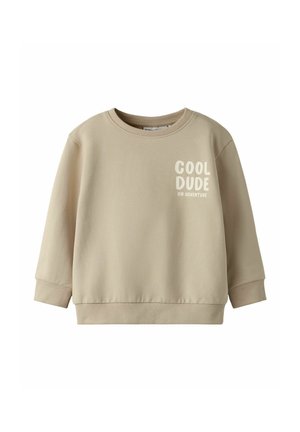 Sweat-shirt beige à manches longues avec poignets et ourlet côtelés, avec texte blanc "COOL DUDE ON ADVENTURE" sur la poitrine gauche.