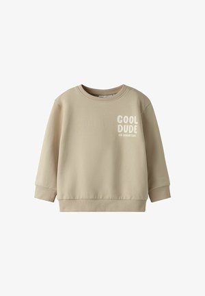 Sweat-shirt beige à manches longues avec poignets et ourlet côtelés, avec texte blanc "COOL DUDE ON ADVENTURE" sur la poitrine gauche.