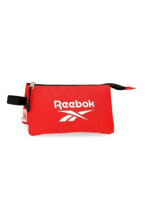 Funda rectangular roja de Reebok con cremallera negra y correa de muñeca, logo blanco centrado en la superficie de la tela.