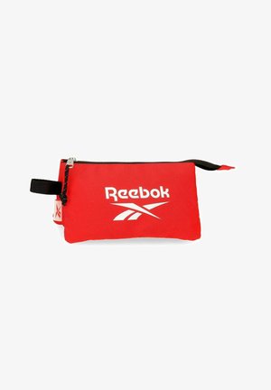 Funda rectangular roja de Reebok con cremallera negra y correa de muñeca, logo blanco centrado en la superficie de la tela.