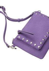 Fioletowa torebka ze sztucznej skóry z zamkiem błyskawicznym, ozdobiona srebrnymi ćwiekami wzdłuż jednego brzegu. Posiada odczepiany pasek na ramię i gładką fakturę.