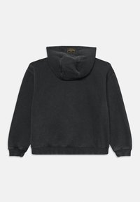 Pull-over noir à capuche avec une capuche doublée, des poignets et une ceinture côtelés. Présente une petite étiquette à l'intérieur du cou. Le tissu semble doux et texturé.