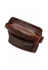 Borsa in pelle marrone con una texture liscia, chiusura con zip e una tasca frontale. Forma arrotondata con cuciture visibili e dettagli in metallo della zip.