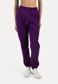 Lilla sweatpants lavet af en bomuldsblanding, med elastisk talje med snor, sidelommer og tapered stænger.