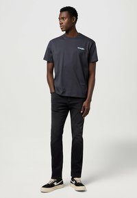 Wrangler LARSTON - Vaqueros slim fit - black fog