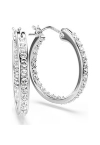 Srebrne kolczyki-koła z dwiema rzędami błyszczących, okrągłych, przezroczystych kryształów osadzonych wzdłuż zewnętrznych krawędzi, zabezpieczone zatrzaskami na zawiasach.