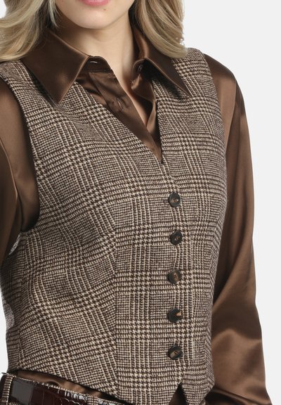 Bruine geruite vest met vijf donkere knopen, gelaagd over een effen bruine satijnen shirt met een klassieke kraag. Stijlvolle textuur met een getailleerde pasvorm.
