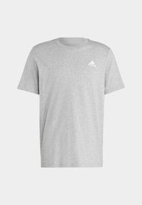 Camiseta de algodón gris con mangas cortas, cuello redondo y logo blanco de Adidas en el lado izquierdo del pecho. Textura suave y corte casual.