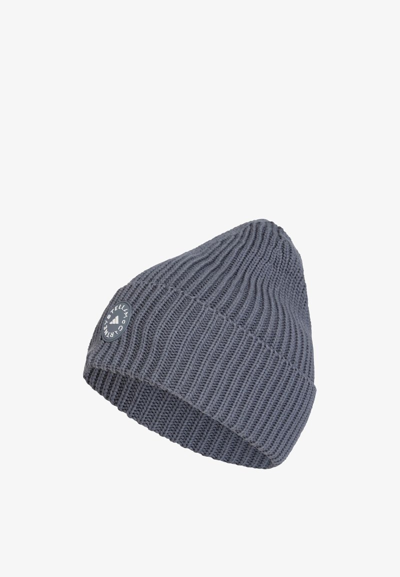Bonnet en maille côtelée grise avec bord retourné et écusson rond noir avec le texte « Stella McCartney » sur le côté.