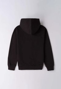 Felpa nera con cappuccio, dal tessuto liscio, dotata di tasca a kangaroo e polsini a coste. Il retro è semplice, privo di loghi o decorazioni.