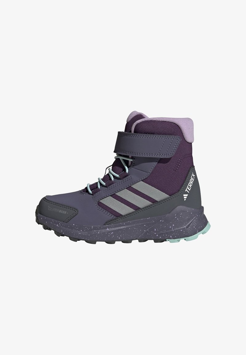 Bottes de randonnée mi-hautes violettes avec accents gris, bande Velcro, surfaces texturées et semelle tachetée. Convient pour les activités de plein air.