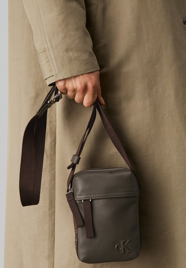 YOUNG INTERESTING REPORTER - Cross body bag - beluga2