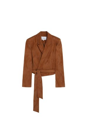 Chaqueta corta de ante marrón con mangas largas, cuello con solapa y cinturón atado a la cintura.