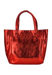 Kiiltävä metallinen punainen käsilaukku, jossa on kaksi kahvaa ja solmukoriste jokaisessa kahvassa, valkoista taustaa vasten.