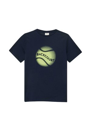 Granatowy t-shirt z krótkim rękawem z żółtą grafiką piłki tenisowej i napisem "BACKCOURT" na środku.